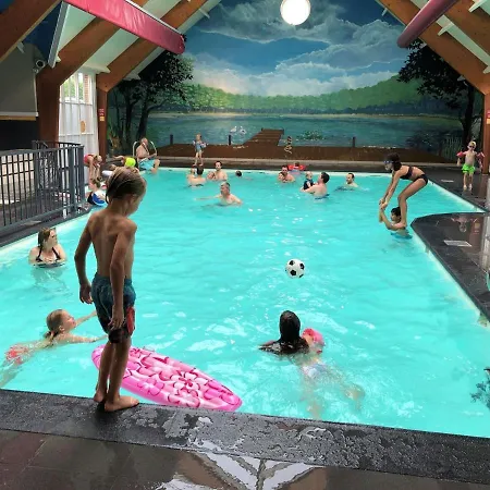 בית נופש Cosy Forest Chalet In With Indoor And Outdoor Pool פורטהאוזן